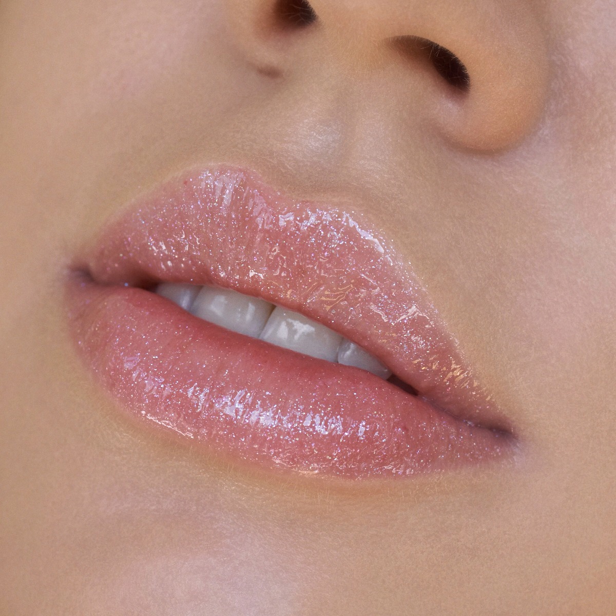 How to Pull Off Glitter Lips with a Sparkling Gloss - L'Oréal Paris