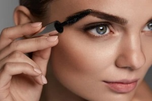  women applying private label brow products gel