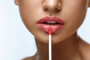girl applying private label lip gloss